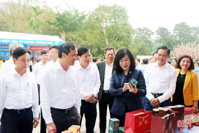 Bộ trưởng Bộ Y tế tham quan gian hàng giới thiệu sản phẩm OCOP Hà Tĩnh