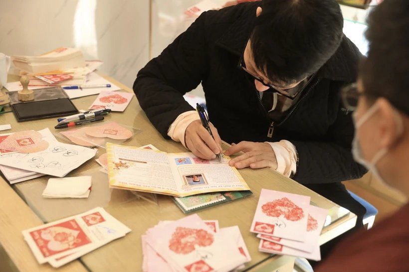Bộ TT&TT phát hành bộ tem tình yêu nhân ngày Lễ Tình nhân