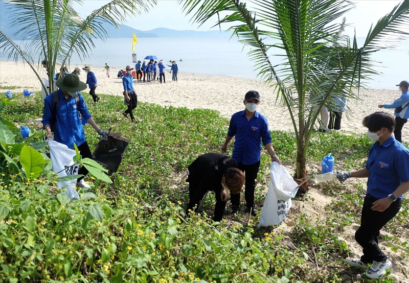 Thanh niên chung tay hành động chống rác thải nhựa đại dương