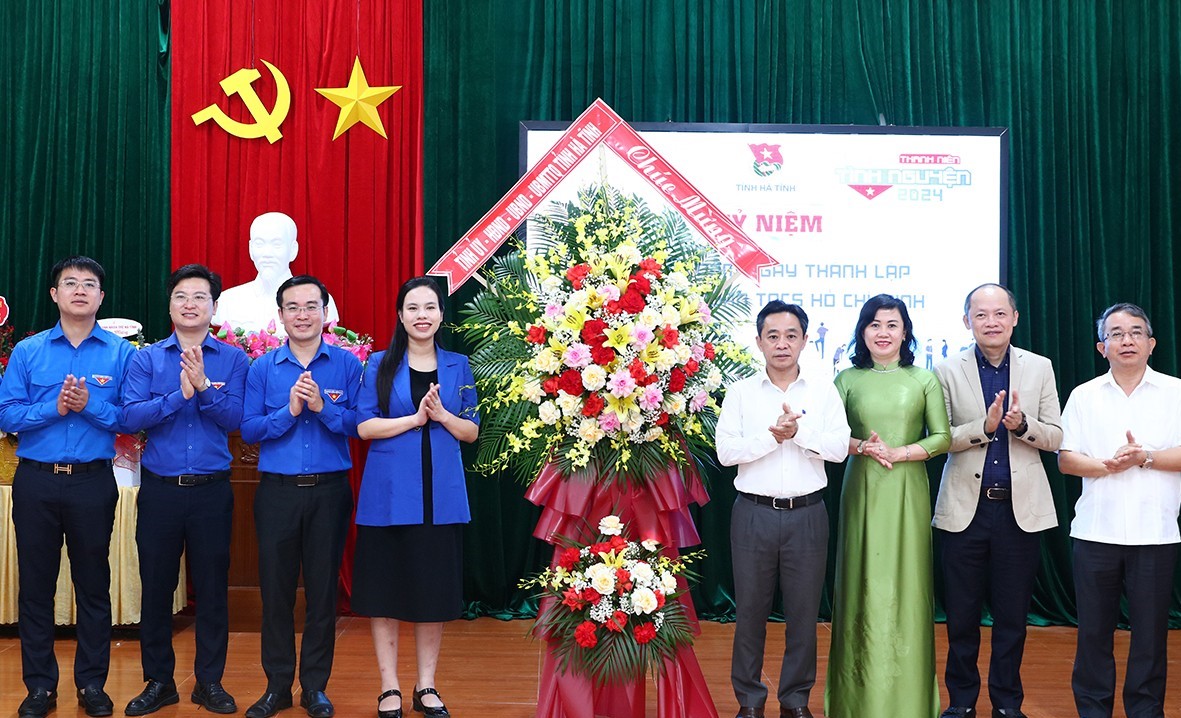 Thường trực Tỉnh uỷ chúc mừng Tỉnh đoàn nhân 93 năm ngày thành lập Đoàn TNCS Hồ Chí Minh