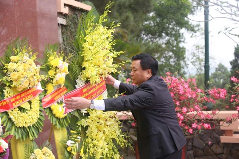 Đồng chí Nguyễn Xuân Thắng và đoàn công tác dâng hương tưởng niệm cố Tổng Bí thư Trần Phú