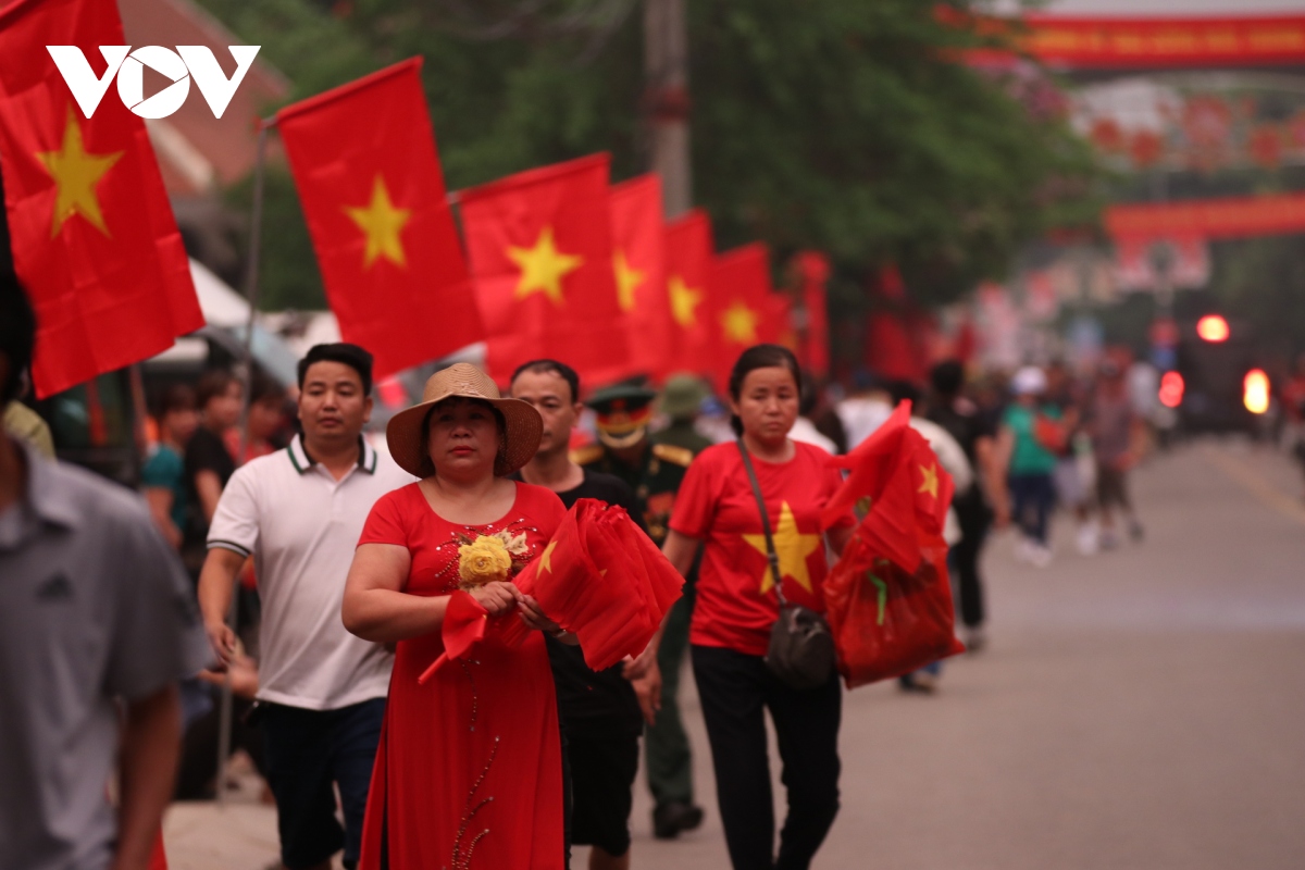 Người dân háo hức chờ xem Lễ diêu binh diễu hành 70 năm Chiến thắng Điện Biên Phủ