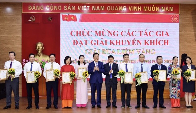 Năm thứ tư liên tiếp Đảng ủy Tổng công ty được trao Giải Búa liềm vàng của Đảng ủy Khối DNTW