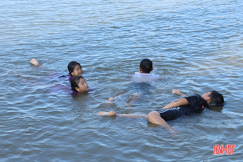 Nguy hiểm rình rập khi con trẻ tự do tắm biển