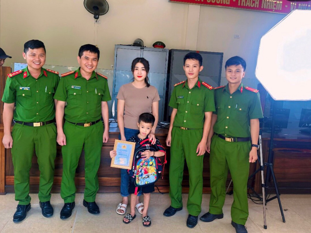 Trao thẻ Căn cước cho công dân đầu tiên dưới 14 tuổi trên địa bàn huyện Hương Khê
