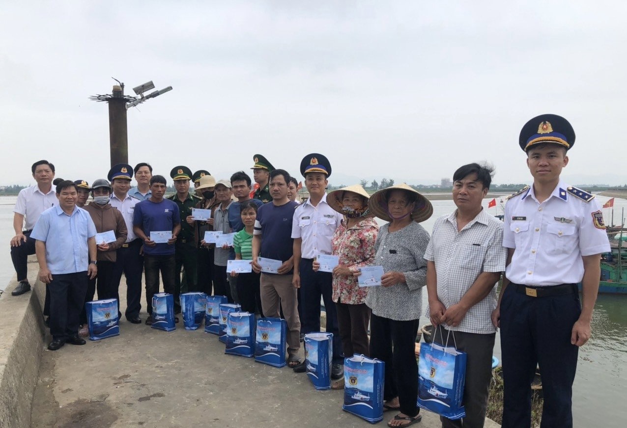 Bộ Tư lệnh Vùng Cảnh sát biển 1 đồng hành với ngư dân tỉnh Hà Tĩnh