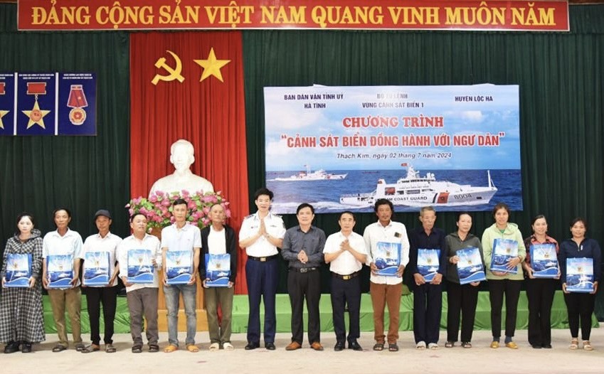 Bộ Tư lệnh Vùng Cảnh sát biển 1 đồng hành với ngư dân tỉnh Hà Tĩnh
