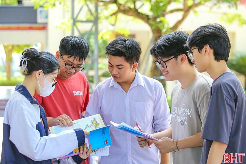 Lộ diện 10 thủ khoa các khối xét tuyển đại học của Hà Tĩnh