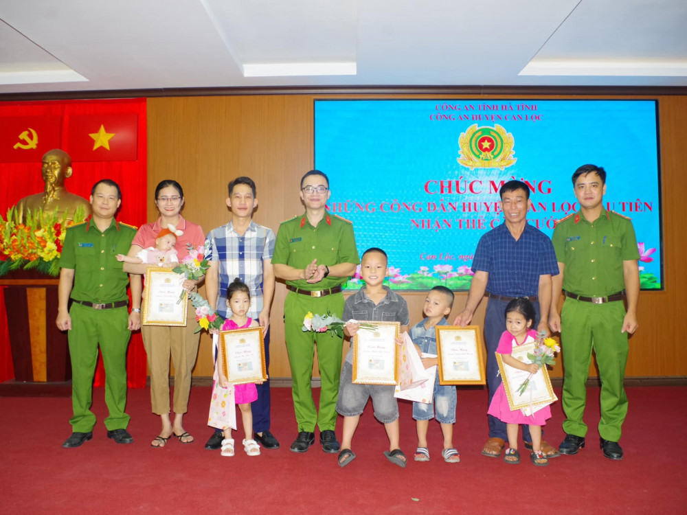 Những công dân “nhí” đầu tiên của huyện Can Lộc nhận thẻ Căn cước