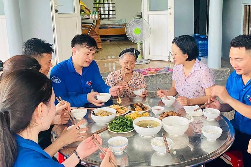 Ấm áp những bữa cơm nghĩa tình bên Mẹ Việt Nam Anh hùng