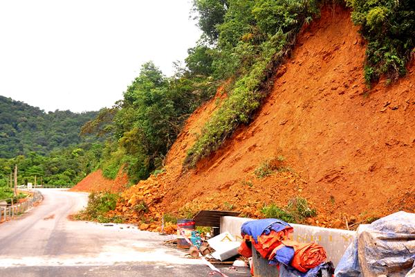 Nhiều điểm sạt lở đất trên đường đi Cửa khẩu quốc tế Cầu Treo đã được khắc phục