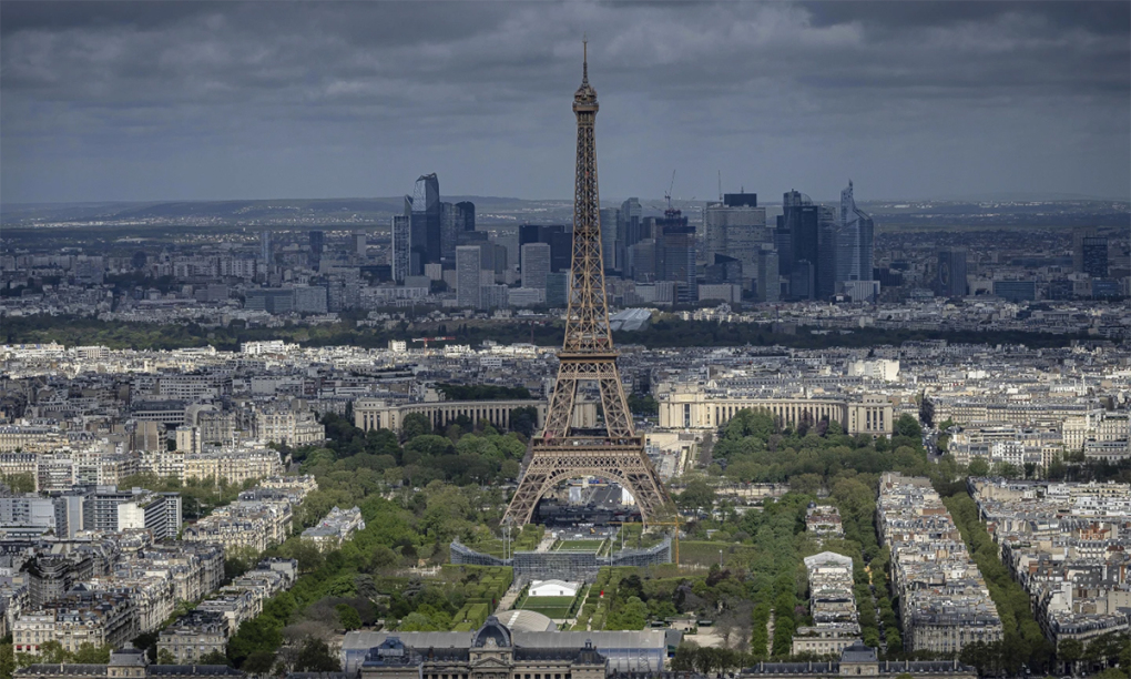 Công ty quản lý tháp Eiffel bác tin có hỏa hoạn