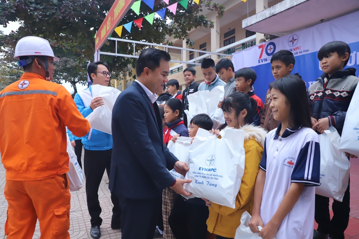 Thợ điện Hà Tĩnh trao yêu thương, gửi ân tình trong Tháng tri ân