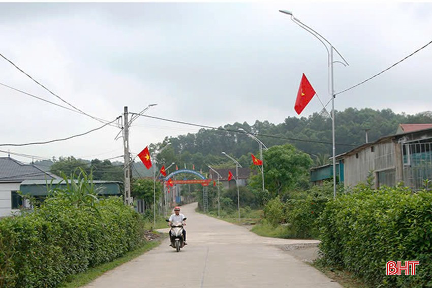 Xã hội hóa xây dựng hơn 1,4 km đường điện thắp sáng làng quê