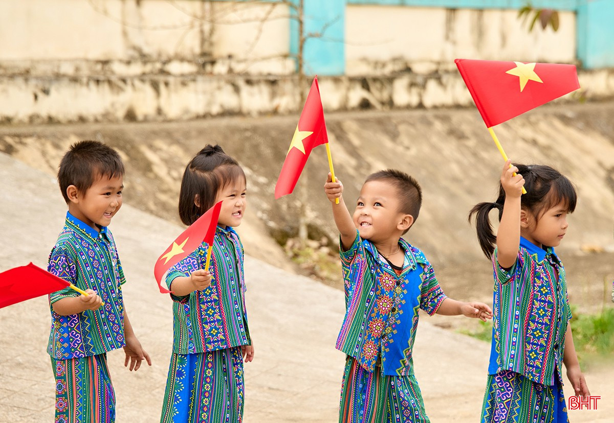 Trẻ em dân tộc Chứt rạng ngời với lá cờ Tổ quốc