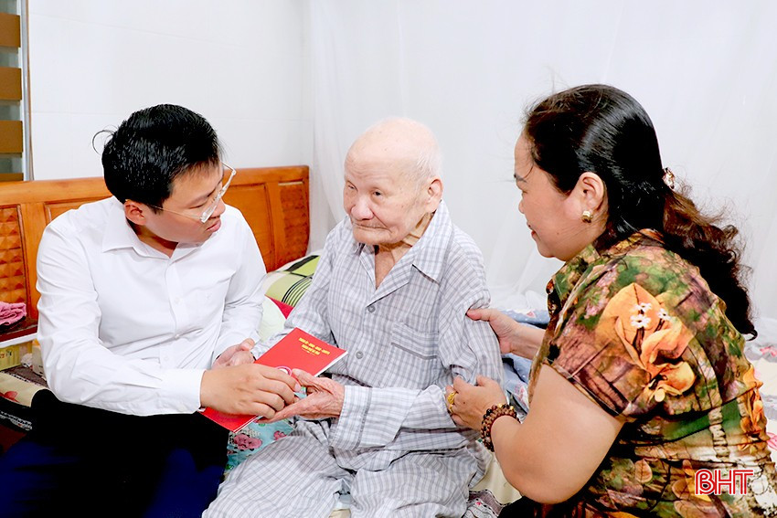 48.550 người có công Hà Tĩnh được Chủ tịch nước tặng quà dịp 30/4 và 2/9