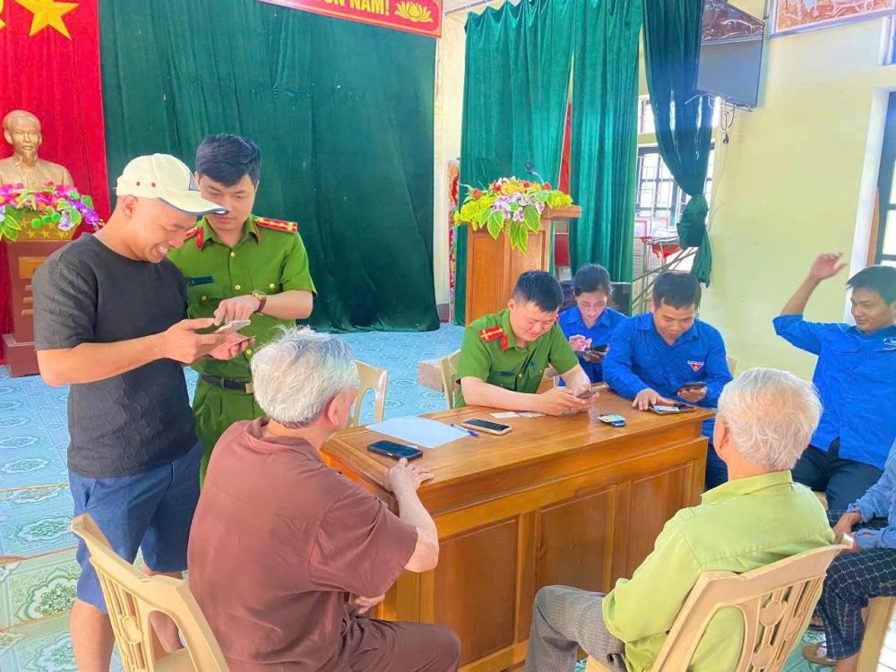 Tích cực hướng dẫn người dân góp ý sửa đổi Hiến pháp trên ứng dụng VNeID