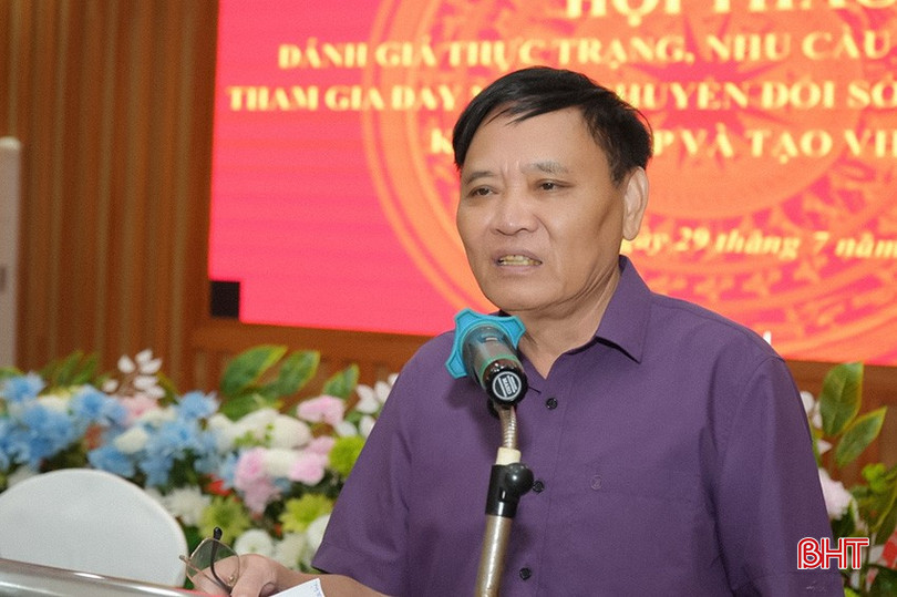 Người cao tuổi Hà Tĩnh tham gia chuyển đổi số, chuyển đổi xanh