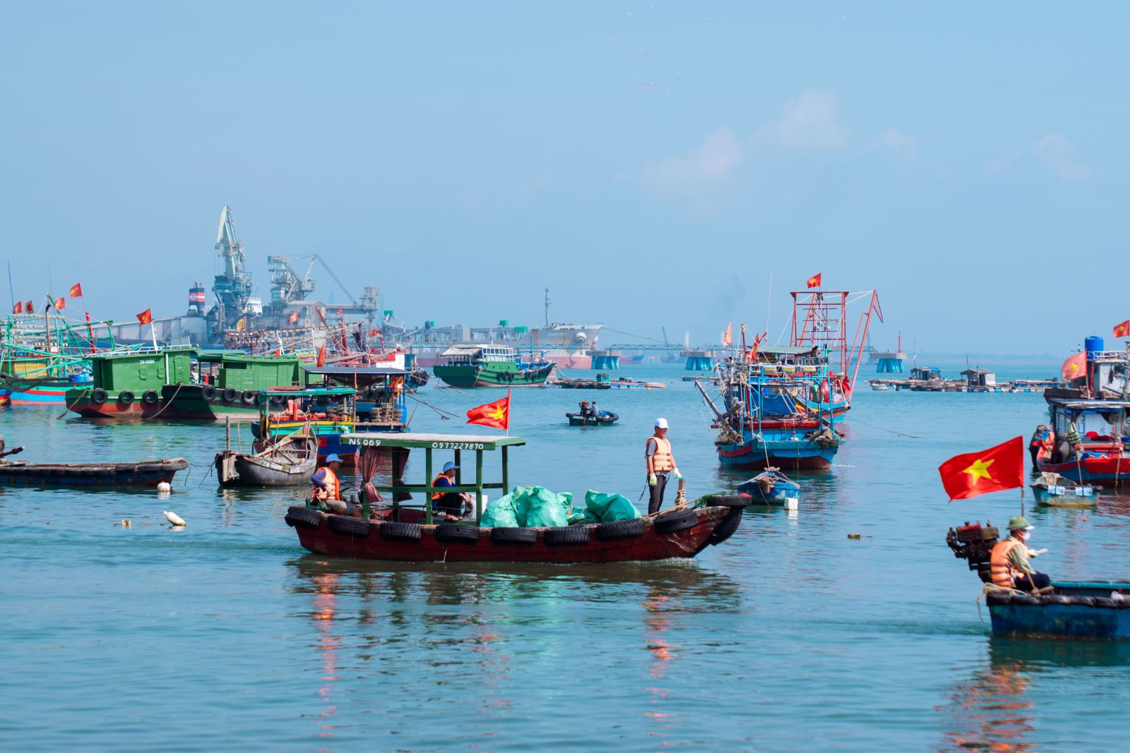 Hơn 400 tình nguyện viên tham gia thu gom 30 tấn rác thải tại Vịnh Nghi Sơn, mở màn chiến dịch “Làm sạch Biển 2025”