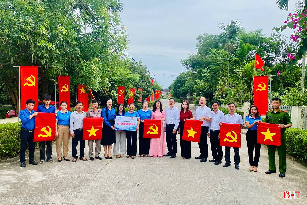 Cờ hoa rực rỡ, lòng người náo nức hướng về ngày hội lớn