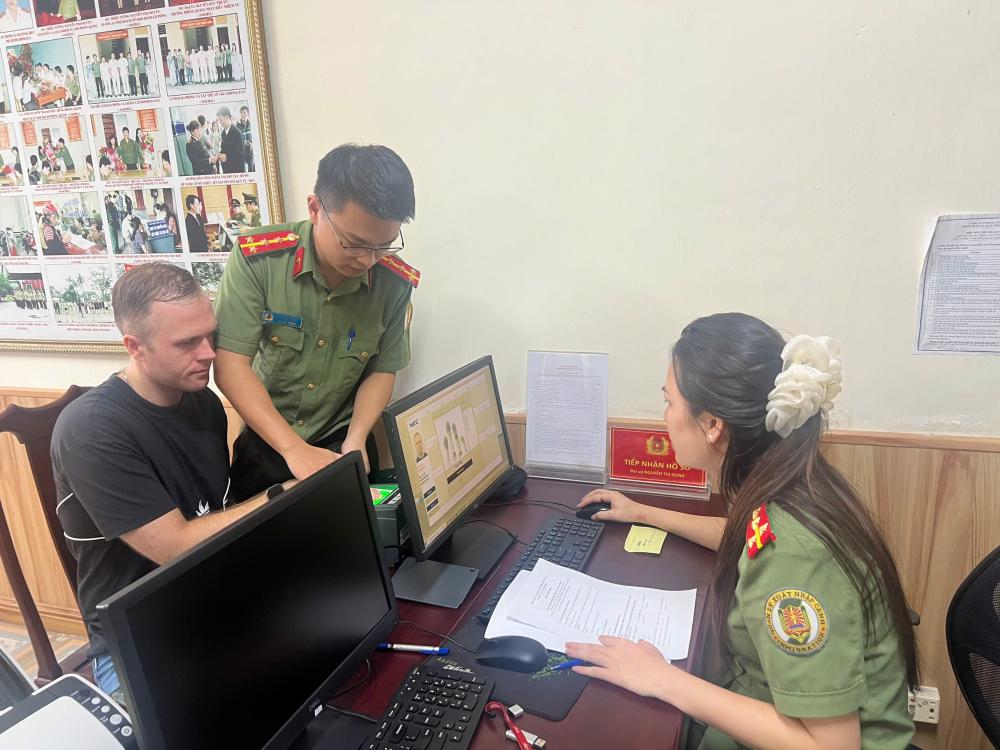 Đẩy nhanh cấp tài khoản định danh điện tử mức độ 2 cho người nước ngoài tại Hà Tĩnh