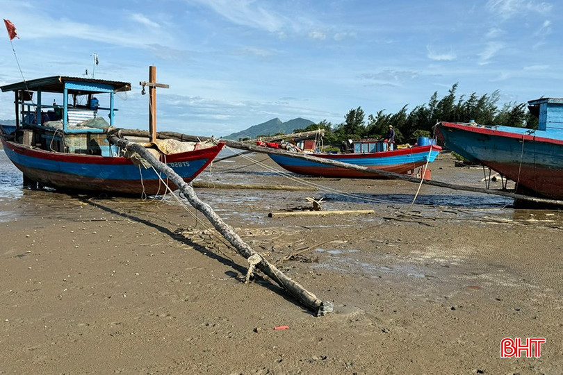 Lạch Cửa Khẩu bồi lắng nghiêm trọng, ngư dân Hà Tĩnh lao đao