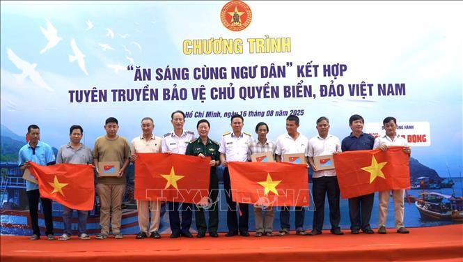 TP Hồ Chí Minh: Lan tỏa mô hình “Ăn sáng cùng ngư dân” gắn với bảo vệ chủ quyền biển, đảo