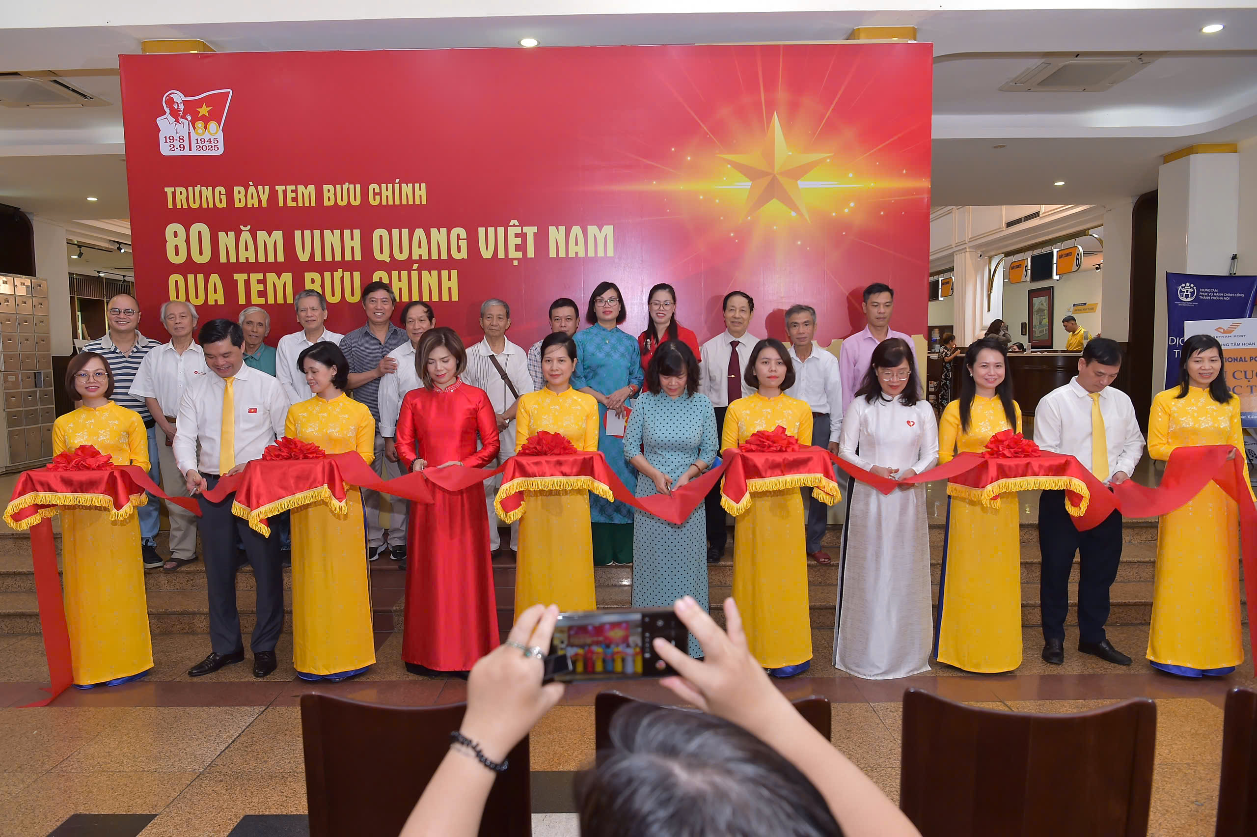 Lễ khai mạc Trưng bày tem bưu chính: “80 năm – Vinh quang Việt Nam qua tem bưu chính”