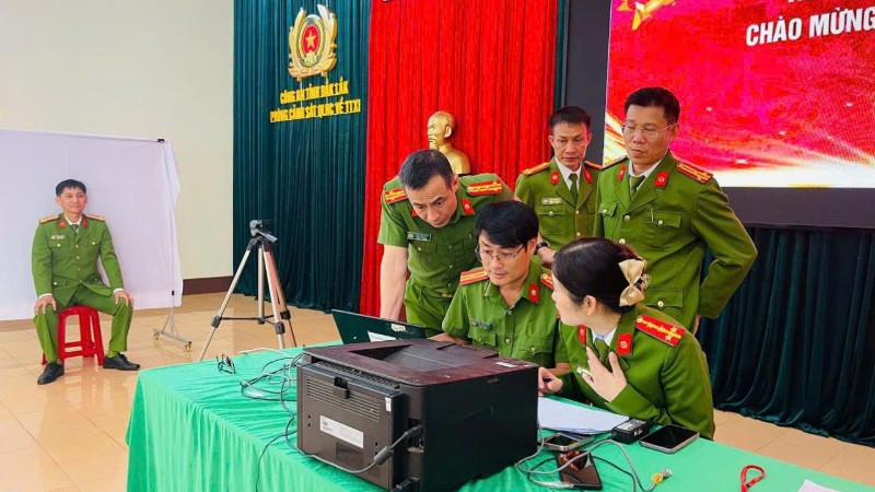 Nỗ lực hoàn thành cấp đổi thẻ Đảng viên gắn chip tại Đắk Lắk