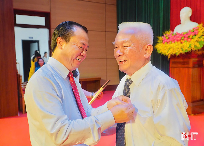 Các địa phương trao Huy hiệu Đảng dịp kỷ niệm Quốc khánh 2/9