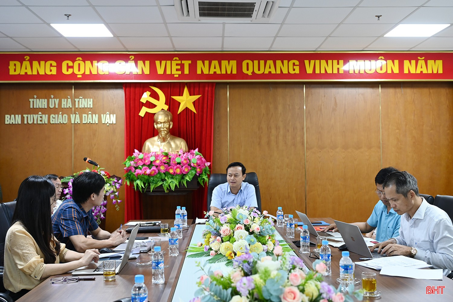 Gấp rút chuẩn bị các phần việc tuyên truyền, khánh tiết phục vụ Đại hội Đảng bộ tỉnh