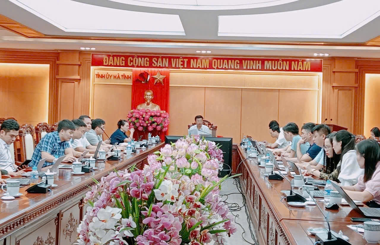 Tổ kỹ thuật Chuyển đổi số họp bàn phục vụ Đại hội Đảng bộ tỉnh lần thứ XX