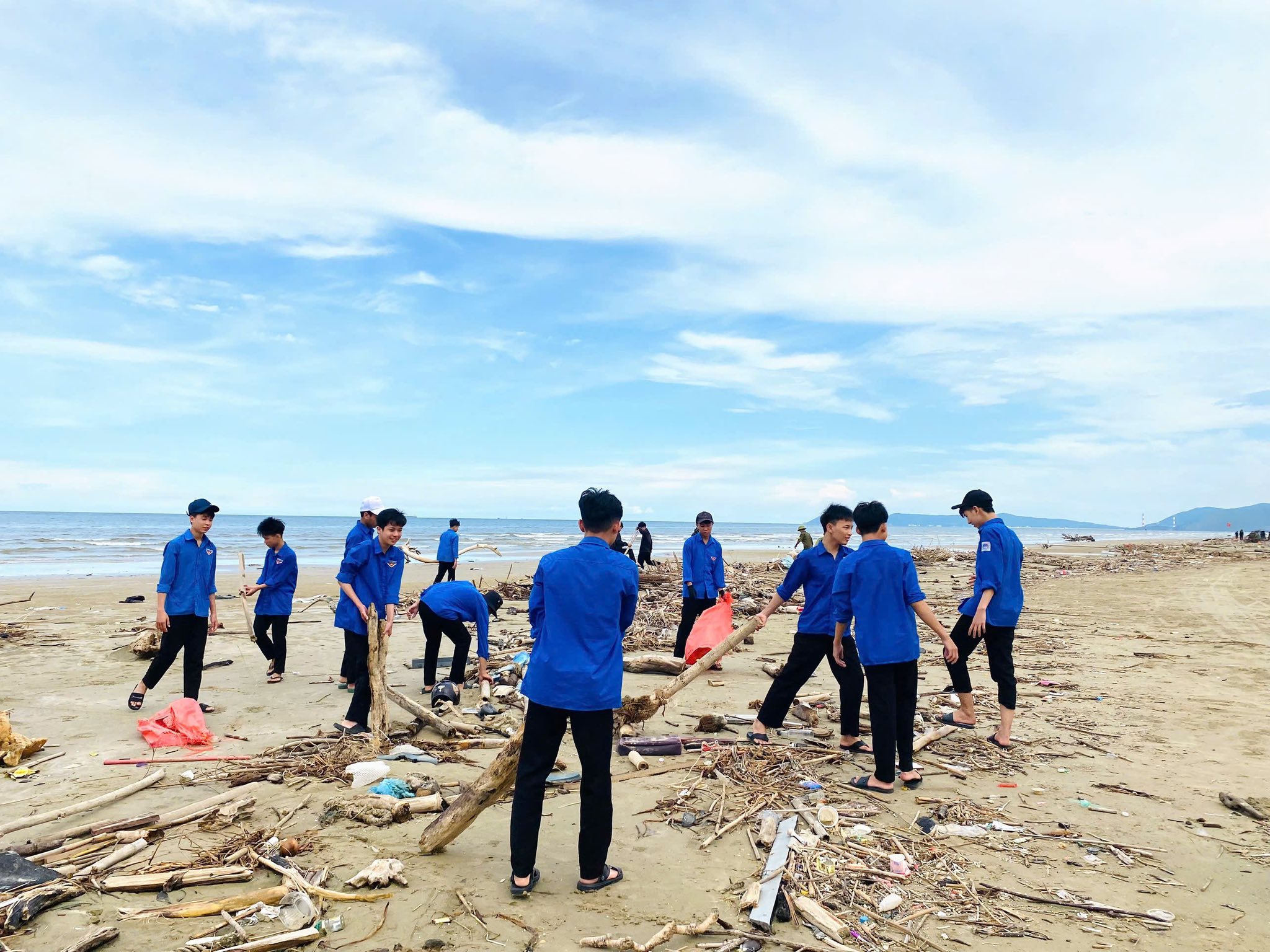 Tuổi trẻ Hà Tĩnh ra quân làm sạch môi trường biển chào mừng Đại hội Đảng bộ tỉnh lần thứ XX