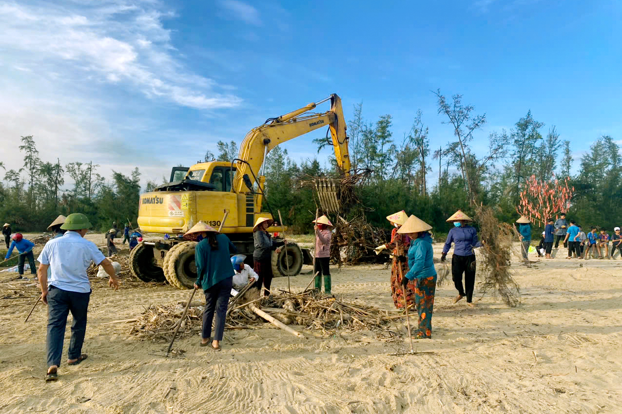 Xã Đồng Tiến ra quân làm sạch môi trường biển sau bão số 5