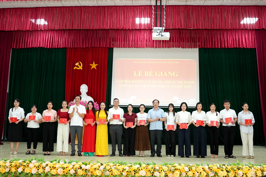 Bế giảng lớp bồi dưỡng đảng viên mới khóa II năm 2025 tại Trung tâm Chính trị phường Thành Sen