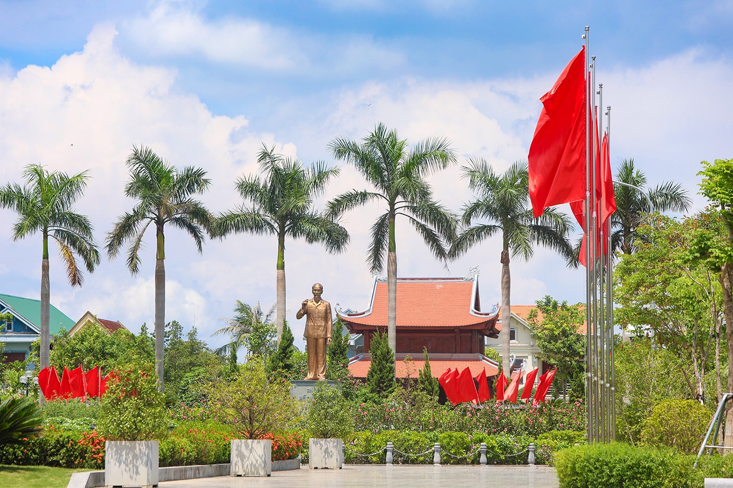 Góc phố, đường quê rực rỡ cờ hoa chào mừng ngày hội lớn của tỉnh nhà