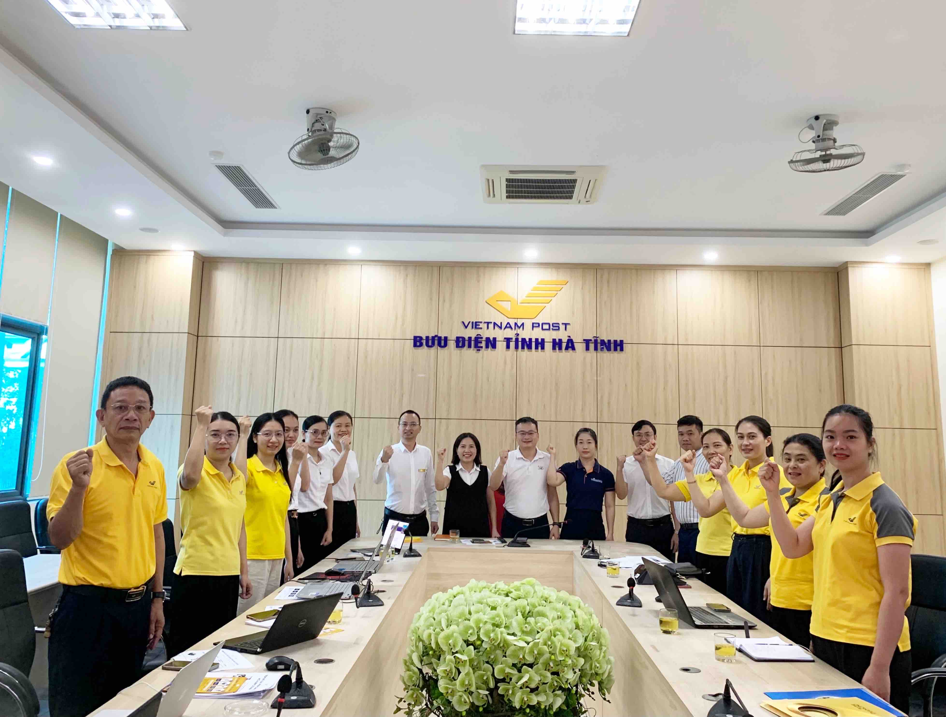 Ra quân triển khai gói giải pháp hỗ trợ hộ kinh doanh và SME miền Trung