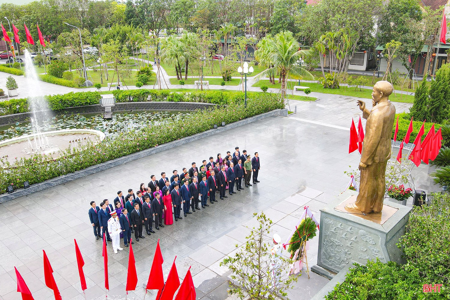 Đoàn đại biểu dự Đại hội Đảng bộ tỉnh dâng hương, báo công với Chủ tịch Hồ Chí Minh