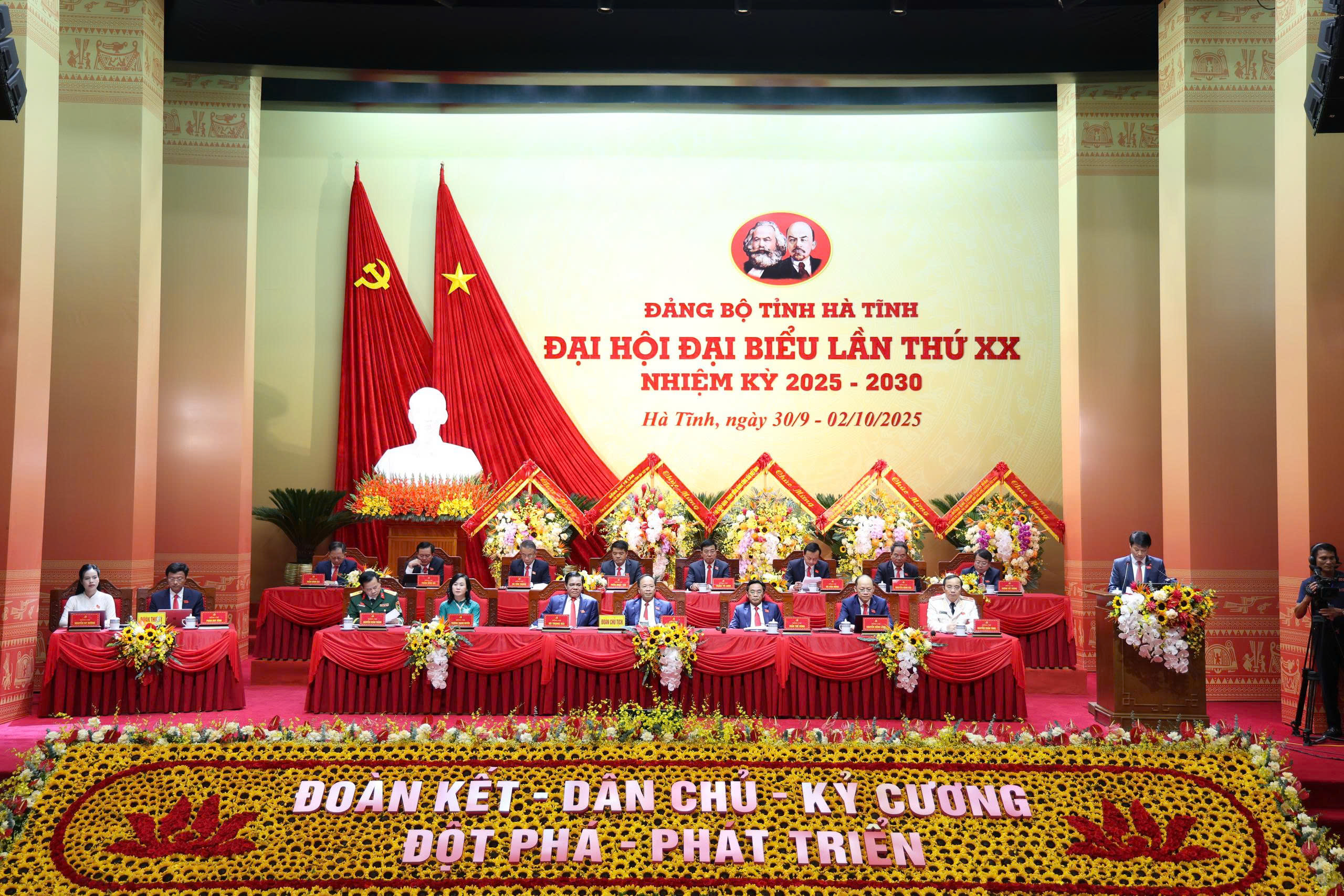 Đại biểu Đảng bộ Hà Tĩnh tích cực thảo luận các giải pháp phát triển trong nhiệm kỳ mới