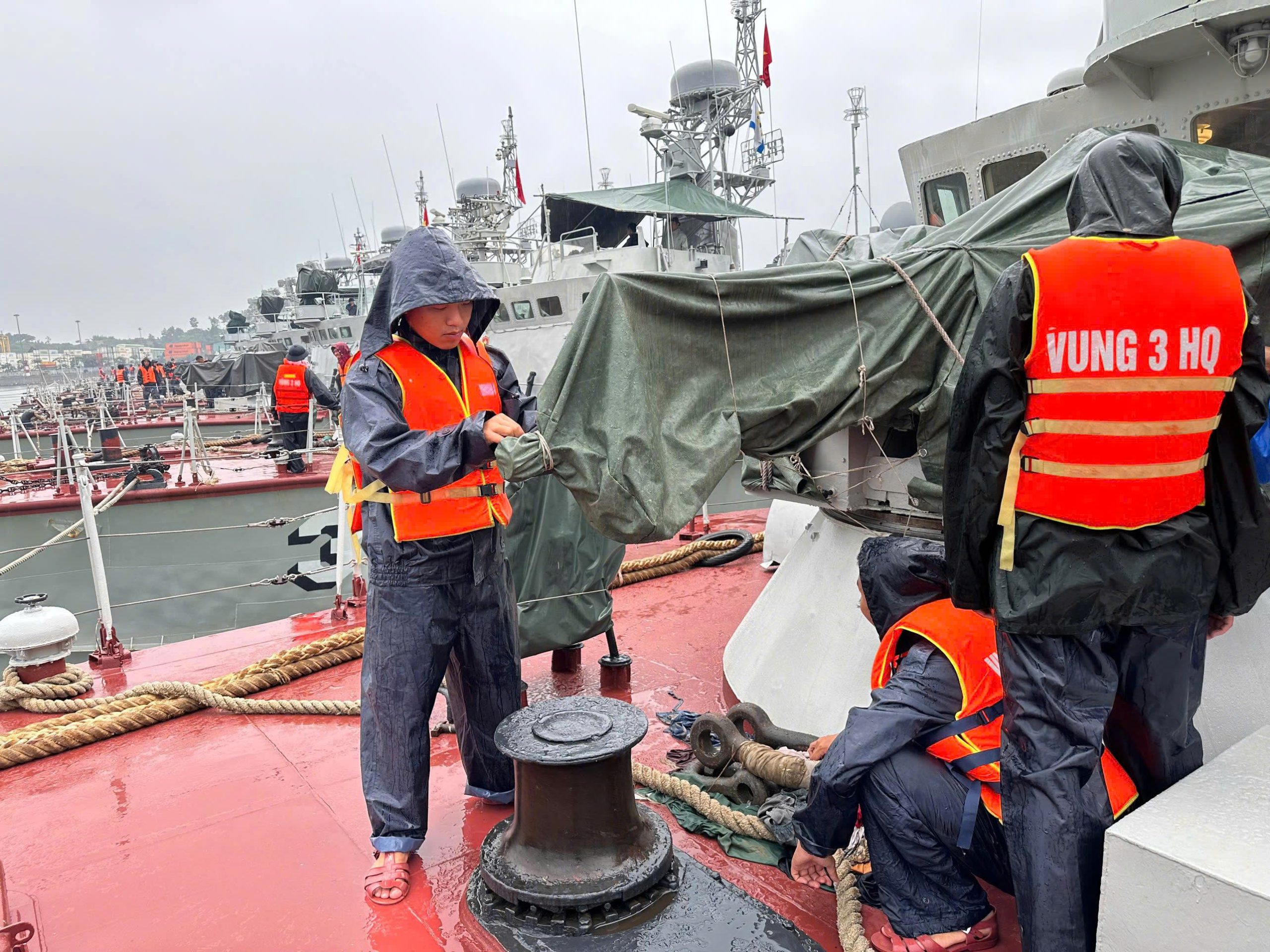 Các đơn vị Hải quân miền Trung chủ động ứng phó bão số 10, sẵn sàng hỗ trợ nhân dân