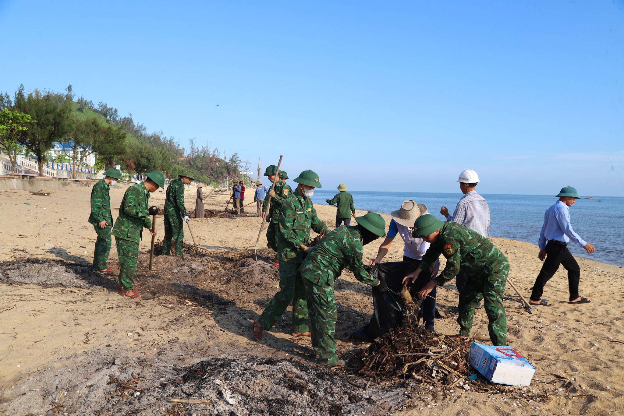 Ra quân xử lý hàng chục tấn rác thải, làm sạch bãi biển Thiên Cầm sau bão số 5