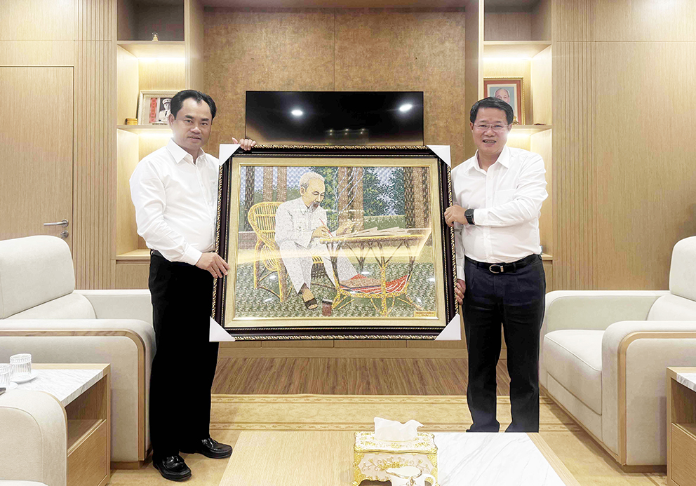 Chủ tịch Hội đồng thành viên Nguyễn Trường Giang làm việc với Tỉnh ủy và Bưu điện tỉnh Lào Cai