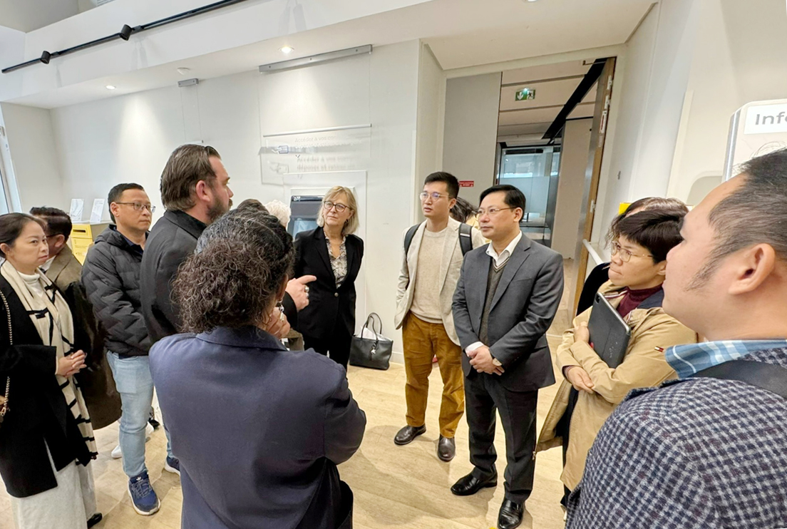 Bưu điện Việt Nam tăng cường hợp tác quốc tế, học hỏi kinh nghiệm phát triển dịch vụ bảo hiểm qua kênh bưu chính tại Pháp