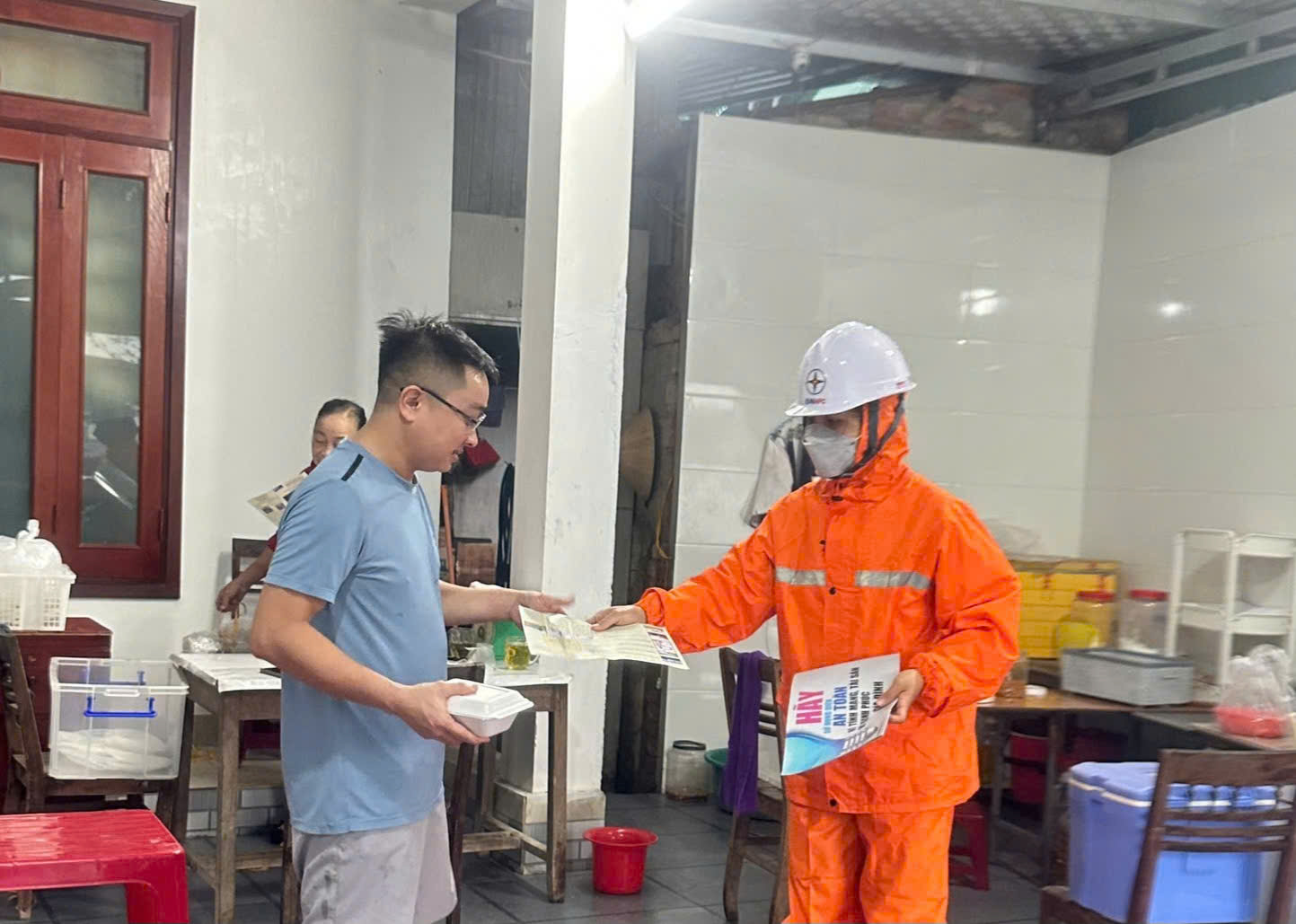 Lũ lớn gây ngập lụt, ngành điện Hà Tĩnh nỗ lực đảm bảo cấp điện an toàn cho Nhân dân