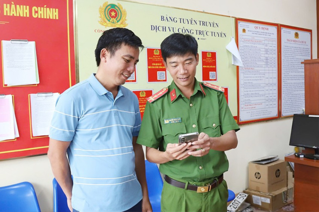 Hà Tĩnh: Người dân hào hứng góp ý dự thảo các văn kiện đại hội Đảng trên VNeID