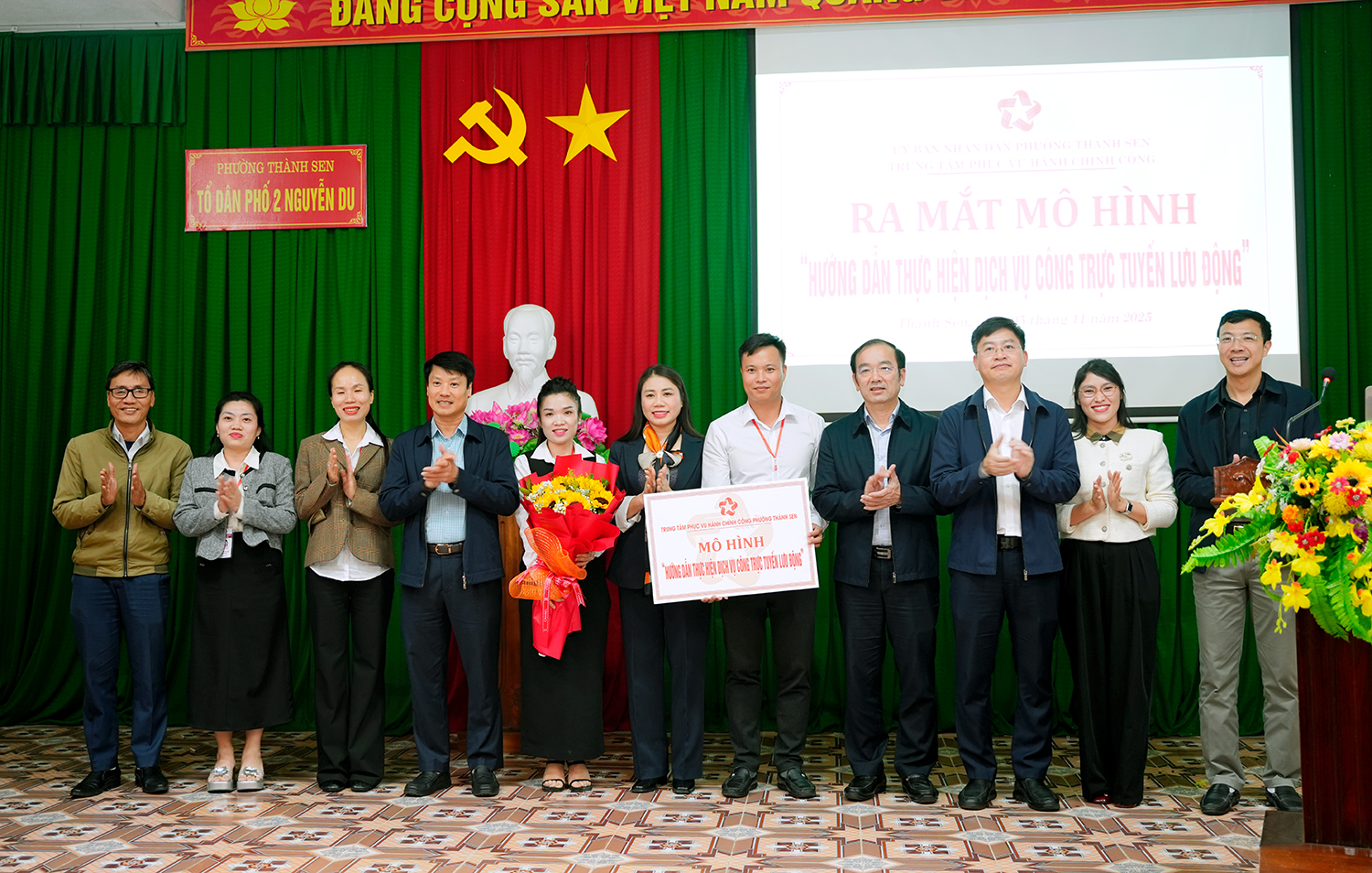 Phường Thành Sen ra mắt mô hình “Tuyên truyền dịch vụ công trực tuyến lưu động”, đưa chuyển đổi số đến gần hơn với người dân