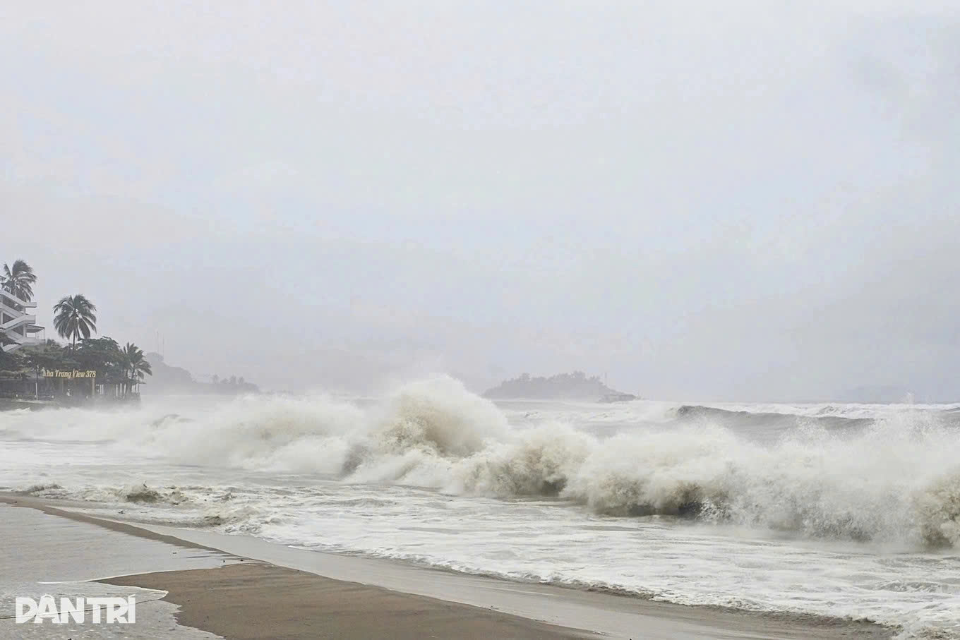 Bão Kalmaegi suy yếu và di chuyển sang Lào