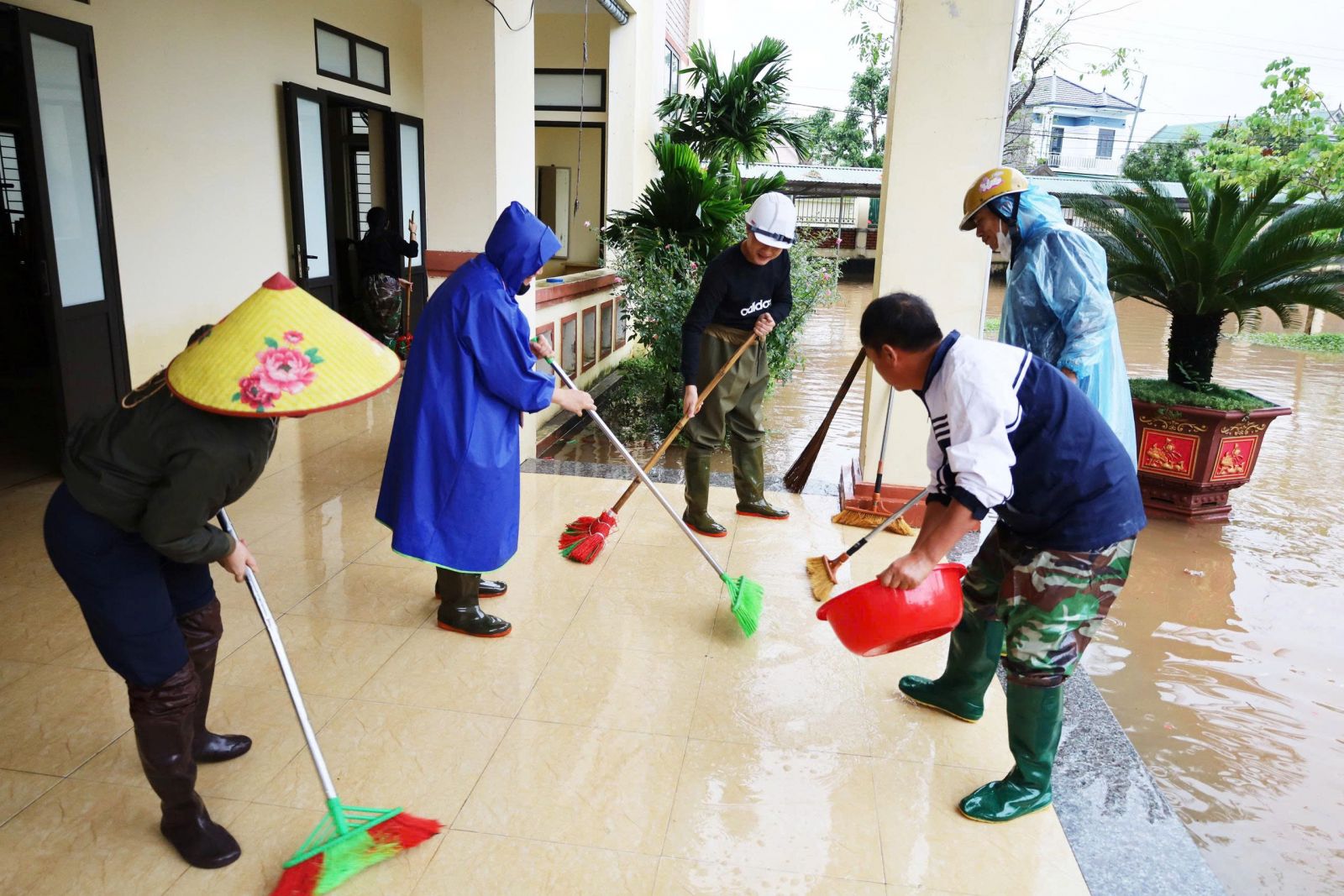 Hà Tĩnh khẩn trương vệ sinh môi trường, xử lý nước sinh hoạt sau lũ lụt