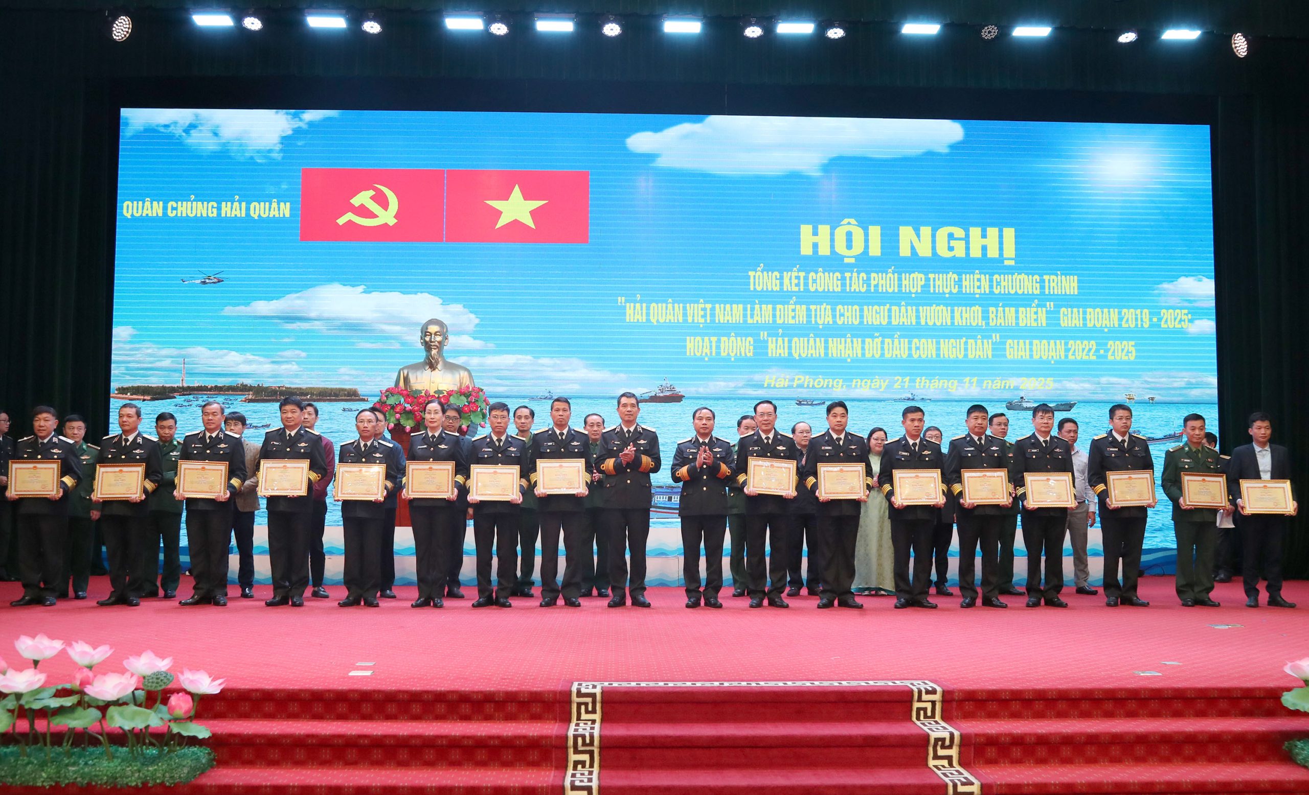 Hải quân Việt Nam – điểm tựa vững chắc cho ngư dân vươn khơi, bám biển