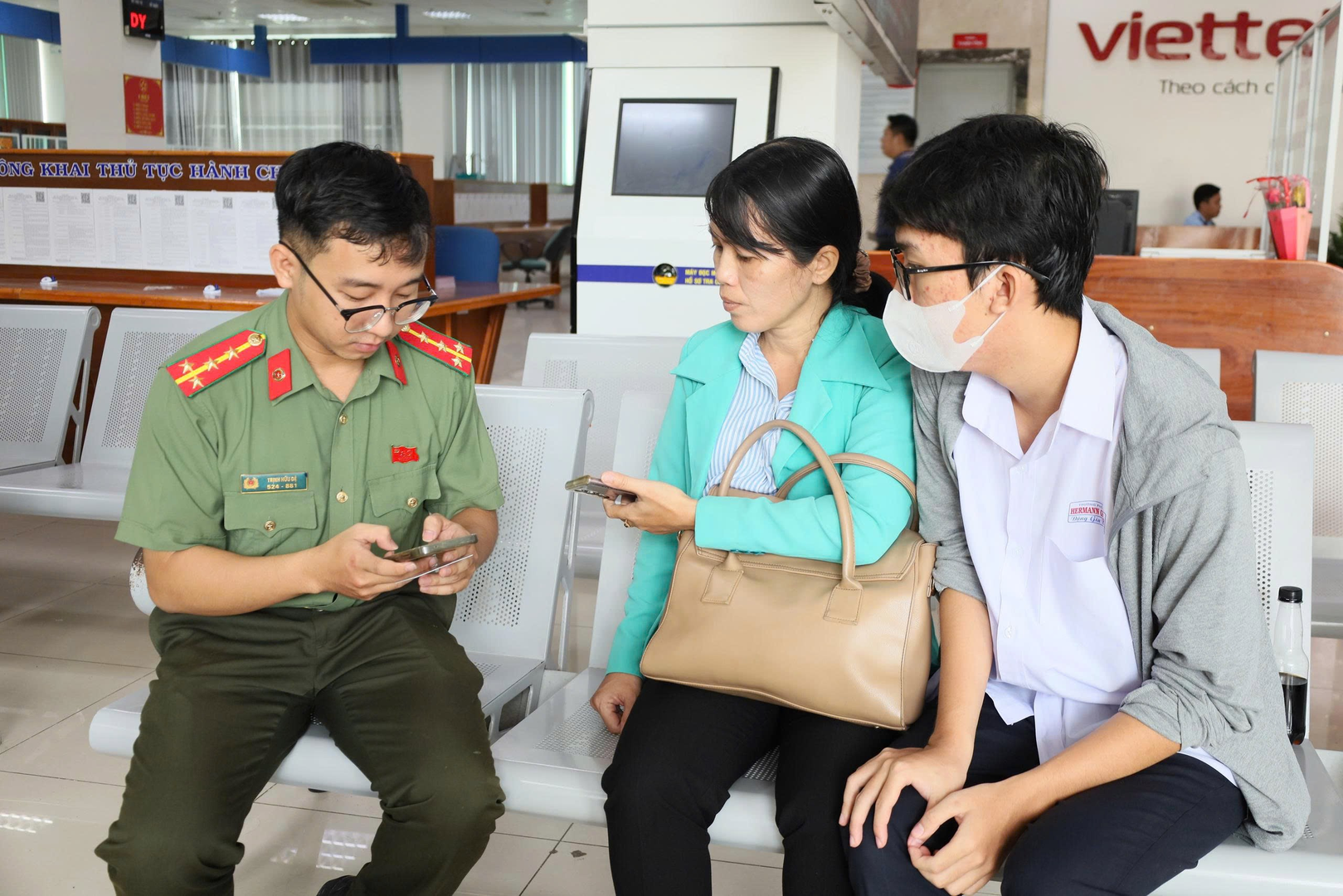 Người dân hào hứng đóng góp ý kiến Dự thảo Văn kiện Đại hội XIV của Đảng qua ứng dụng VNeID